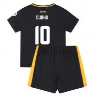 Camiseta Wolves Matheus Cunha #10 Segunda Equipación Replica 2024-25 para niños mangas cortas (+ Pantalones cortos)